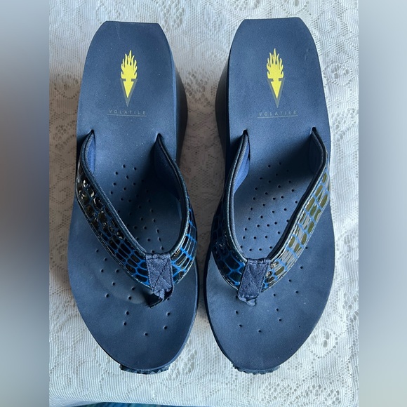 Volatile Mini Croco Women's Navy Wedge Sandals - size 7 - Picture 2 of 4